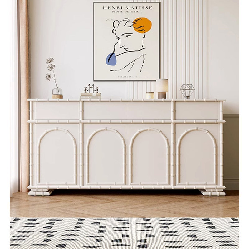 Armoire à chaussures de couleur crème avec des accents de bambou