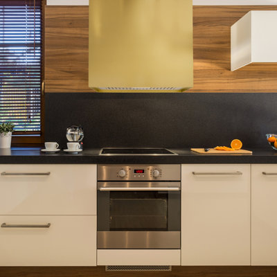 Akicon Stainless Steel 600 CFM Ducted (Vented) Range Hood with Baffle and Charcoal Filter