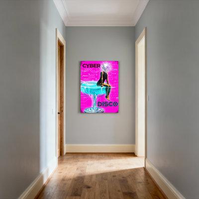 Tableau sur toile tendue représentant une femme cyberdisco futuriste avec une tête en forme de boule disco assise sur un verre à martini (lot de 1)