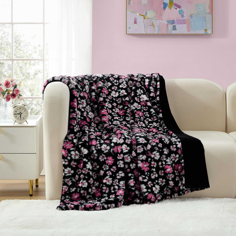Jeté en fausse fourrure noire Betsey Johnson, Motif floral noir