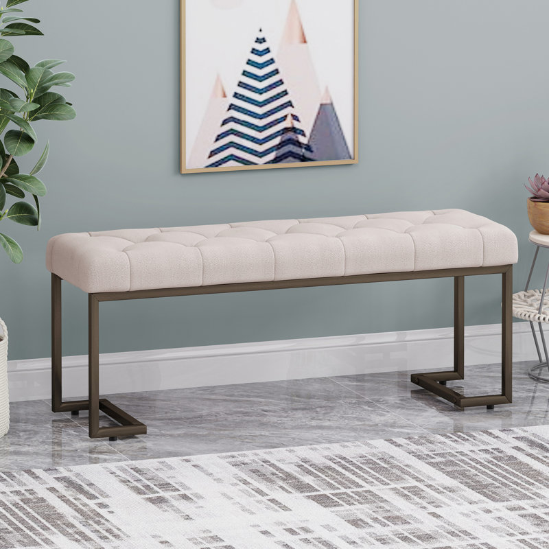 Banc rembourré à boutons beige et bronze, pièce intérieure moderne, structure ouverte, lignes droites, pieds à finition lisse, pi