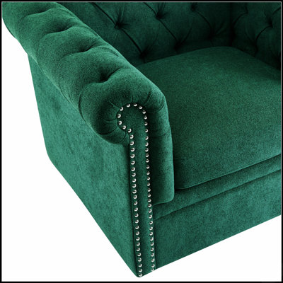 Fauteuil club pivotant Chesterfield avec revêtement capitonné profond et accoudoirs en volute, idéal pour une assise élégante et confortable.