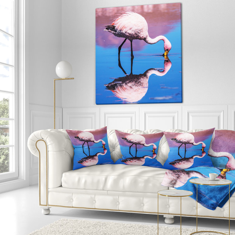 «Beautiful Food Seeking Flamingo» - Coussin imprimé animal, 18 po x 18 po, Coussin décoratif