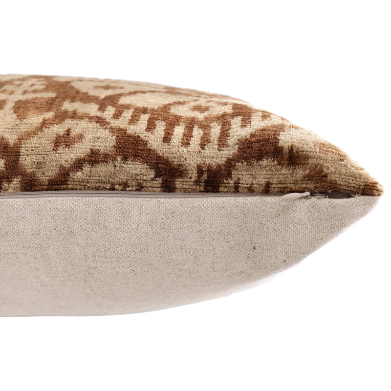 Oreiller en velours de soie Ikat The Cognac & Cream - 20 po x 20 po