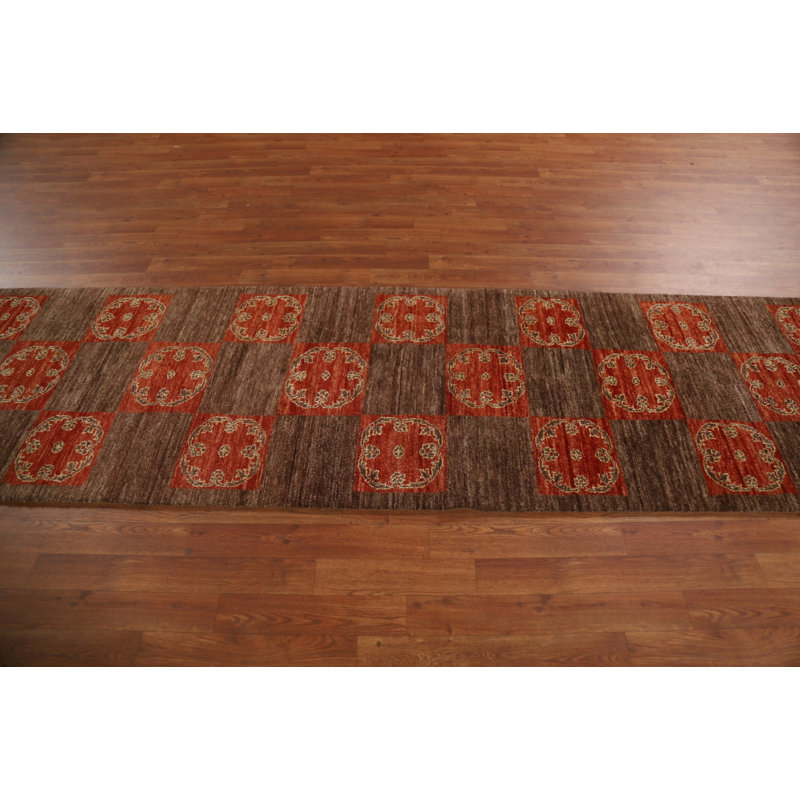 Tapis de couloir brun en laine noué à la main à motif géométrique 2 pi 8 po x 10 pi 4 po