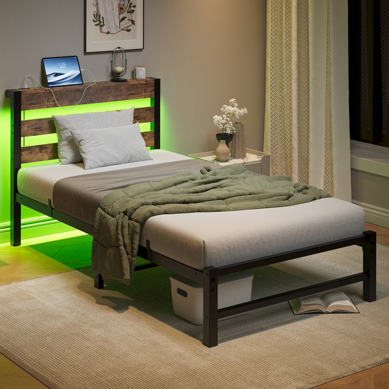 Lit plateforme simple avec tête de lit, surface de chargement, DEL, sans sommier, métal, cadre de rangement encastré, point de rangement grand format, lumières DEL, croissance