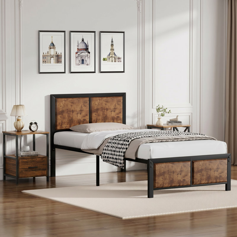 Ensemble de chambre à coucher 3 pièces Laurea, cadre de lit industriel avec 2 tables de chevet, lit plateforme en métal avec tête et pied de lit en bois, ensemble de mobilier de chambre de ferme avec tables de bout rechargeables, 2 prises CA et 2 ports USB, aucun sommier nécessaire