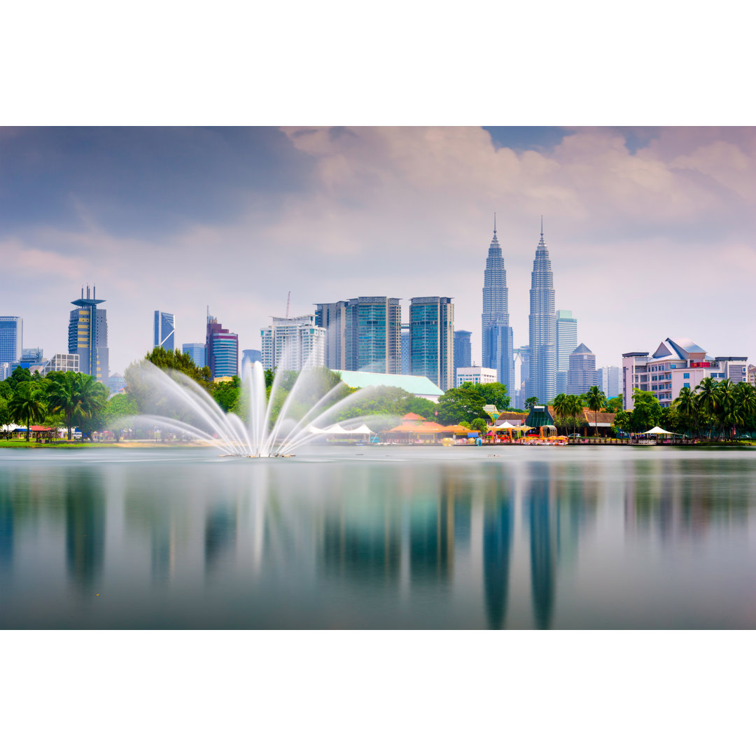 Kuala Lumpur Skyline von Seanpavone - Leinwandfoto