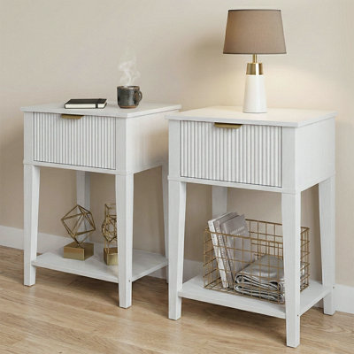Table de bout moderne minimaliste avec tablette de rangement ouverte
