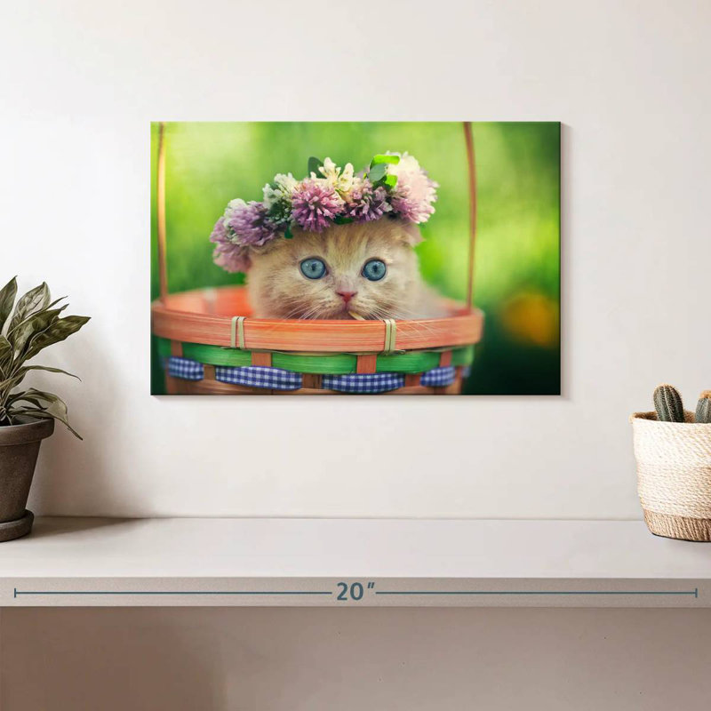 Brampt Garland Cat, 8" H x 12" W