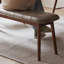 Banc de salle à manger en bois avec coussin en cuir, idéal pour une table basse ou un salon.