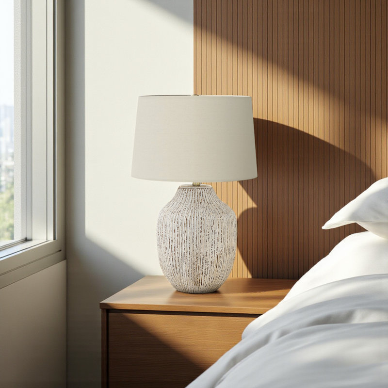 Lampe de table Baird en céramique et ivoire / crème, H 25,86 po x l 16,84 po x P 16,84 po