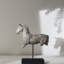 Statue de cheval antique sur pied