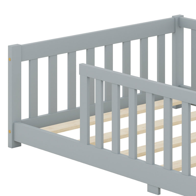 Structure de lit plateforme moderne avec garde-corps et lattes solides, gris