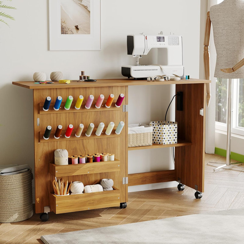 Table pliable de couture et d'artisanat avec station de charge, roues verrouillables, plateaux et tablettes de rangement, chevilles et verrous magnétiques - Bureau peu encombrant pour les petits espaces
