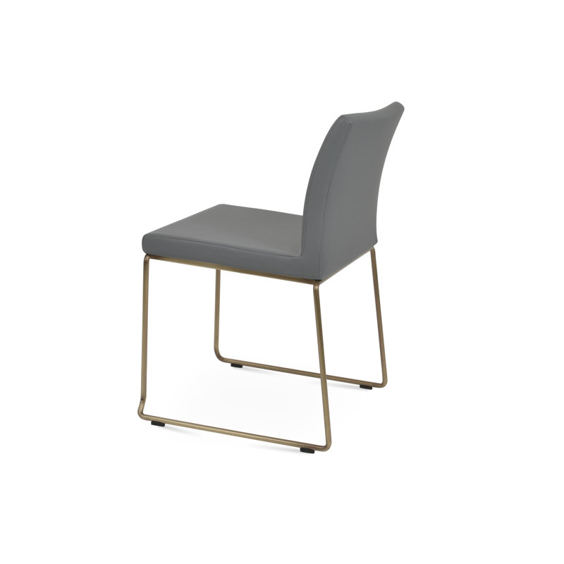 Chaise empilable Aria, Similicuir noir, Laiton