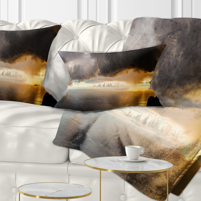 Coussin tempête foncé au coucher du soleil