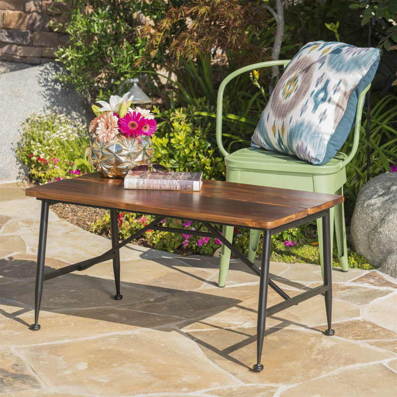 Table basse rectangulaire d'extérieur avec pieds tubulaires inclinés et plateau en bois (table seulement)