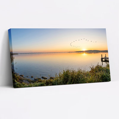 Ensemble de 1 tableau sur toile représentant un coucher de soleil sur un lac