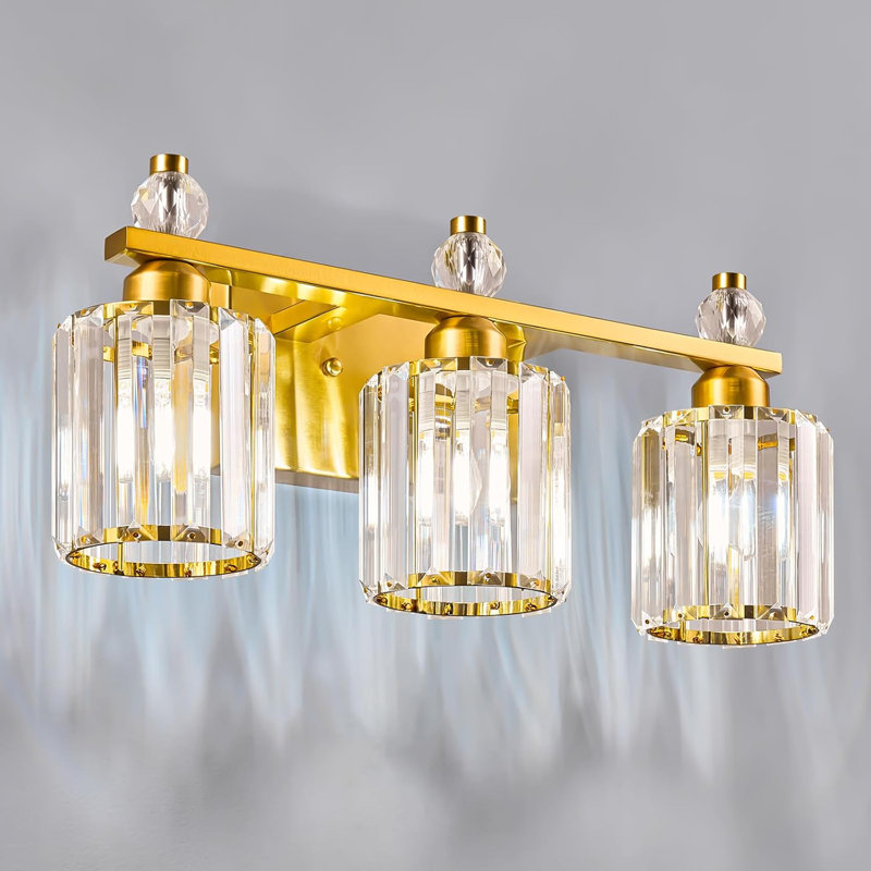 Luminaire de salle de bain moderne en cristal avec finition dorée, conception à 3 lumières pour installation sur miroir, compatible avec les ampoules E26