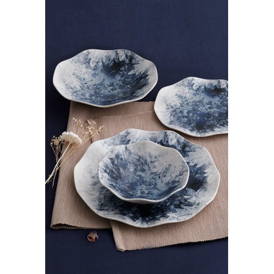 Service de table 24 pièces, porcelaine bleue et blanche | Comprend 6 assiettes de service (9,8 x 9,8 x 0,8 po), 6 assiettes à dîner (8,3 x 8,3 x 1,8 po), 6 bols (6,3 x 6,3 x 2,0 po), 6 assiettes à dessert (7,5 x 7,5 x 0,8 po) | Conception élégante e