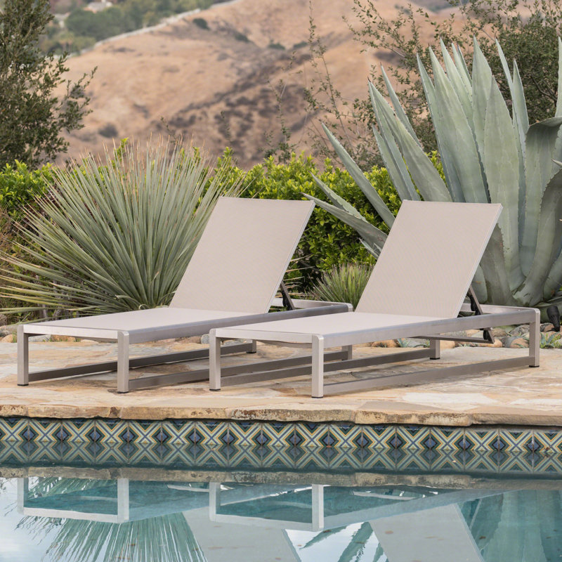 2 chaises longues réglables en maille grise, base stable en aluminium réglable en gris, fabriquées avec une structure et des sièges en filet, style classique pour une expérience de détente agréable en plein air