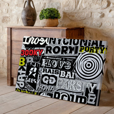 La toile crée un collage visuellement saisissant mettant en vedette une variété d'icônes et de noms de bande d'art emblématiques disposés dans une toile d'art dynamique