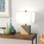 Grande lampe de table en béton à extrémités dorées 18,5 po avec abat-jour en tissu or et béton / blanc Severin