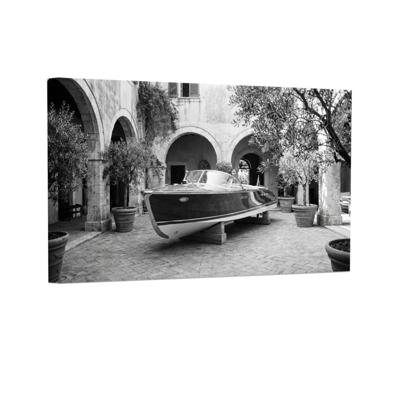 Bateau tendance dans la cour avec des arches et des arbres en pot, H 12 po x l 18 po