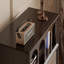 Café foncé + bois massif beige + vitrines en rotin