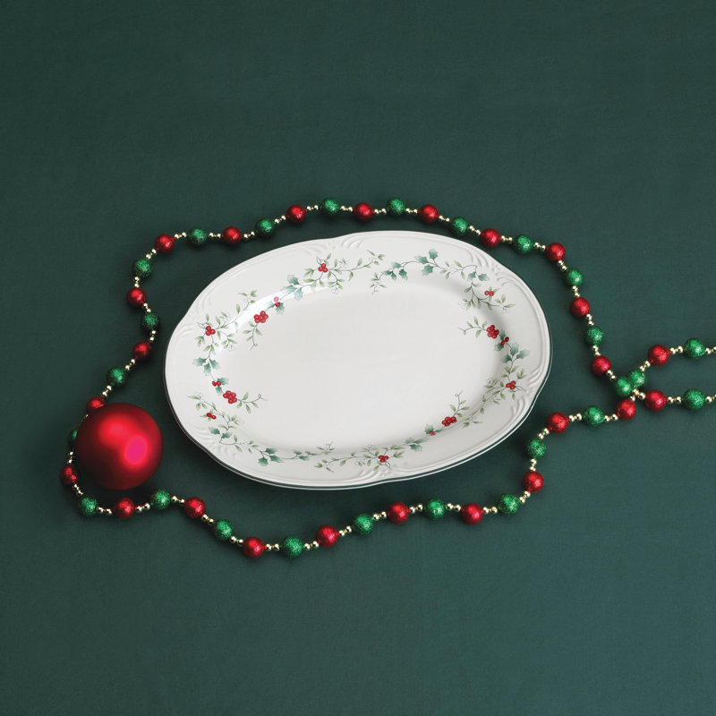 Pfaltzgraff Winterberry 14 in. Oval Serving Platter