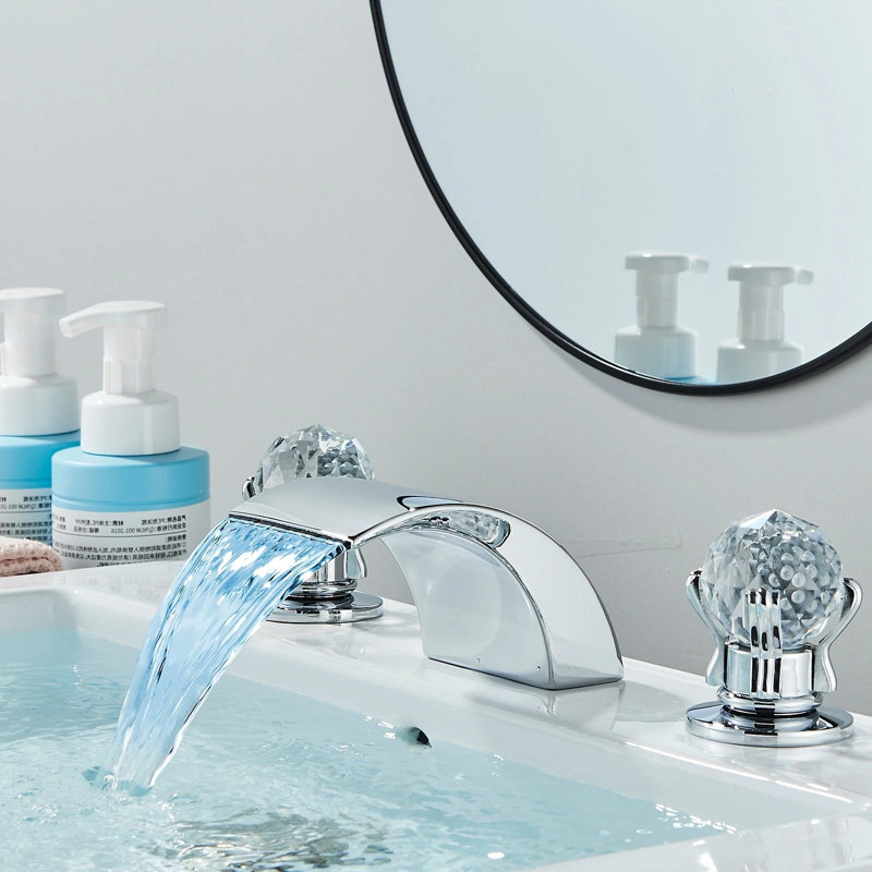 Robinet de salle de bain chromé à DEL à cascade, robinet de meuble-lavabo à deux poignées espacées de 8 pouces avec poignées en cristal, robinet de lavabo à 3 trous avec tuyau d'alimentation