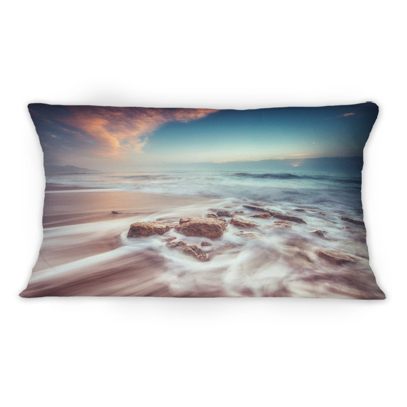 Coussin décoratif à imprimé nautique et côtier Sunrise Over The Beach Waves