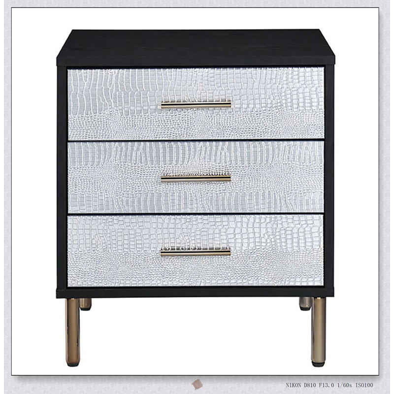 Élégante table de chevet à 3 tiroirs avec pieds en métal, motifs décoratifs et amplement de rangement pour les chambres modernes
