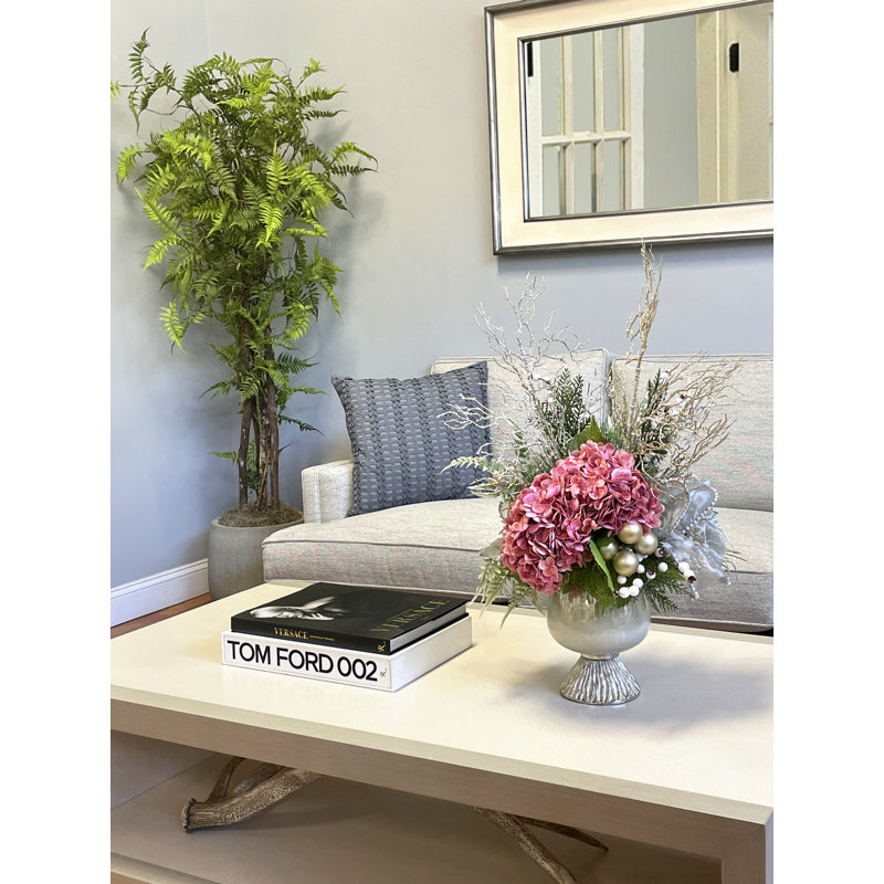 Centre de table des fêtes avec hortensias, ornements et baies