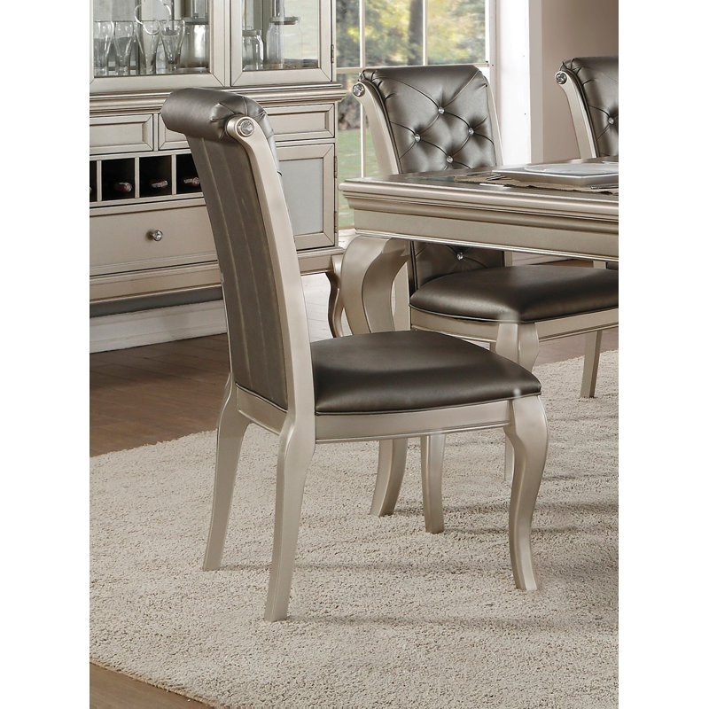 Ensemble de chaises capitonnées à boutons en bois et similicuir