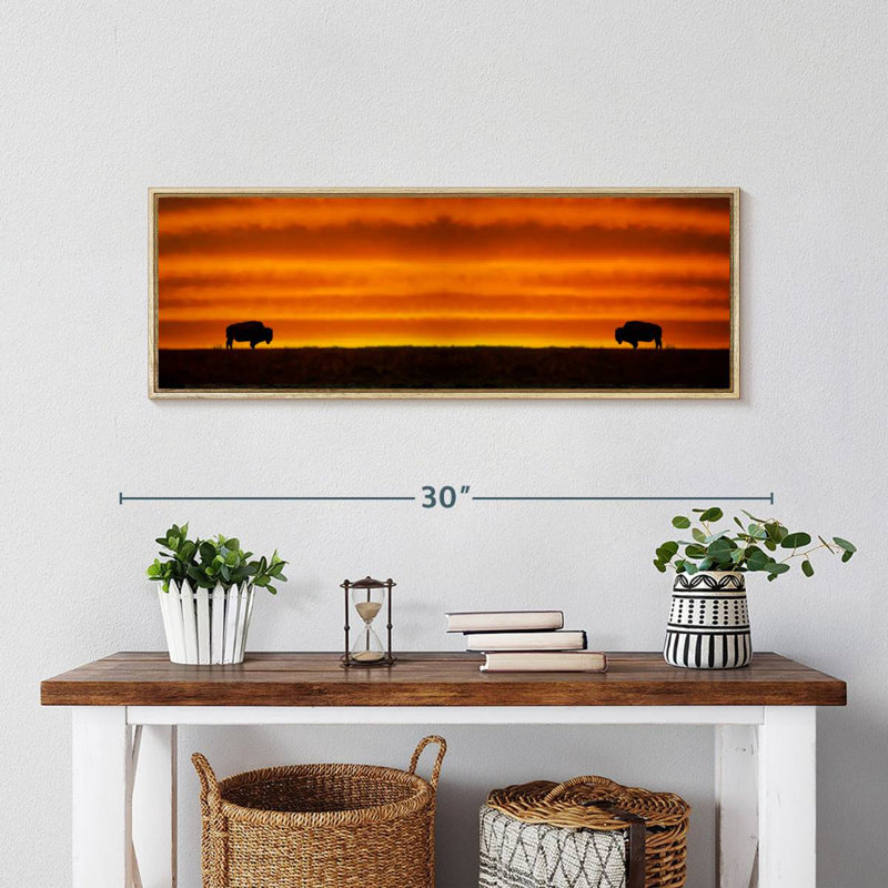 Lever de soleil sur les bisons, Cadre flottant en bois naturel, 28 po x 10 po