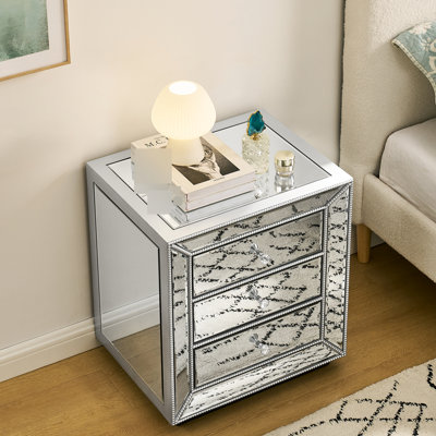 Table de chevet à trois tiroirs en argent nacré scintillant, fini miroir perlé et verre, facile à nettoyer, pour chambre ou bureau, argentée avec prises intégrées, design traditionnel américain, bords sécuritaires.