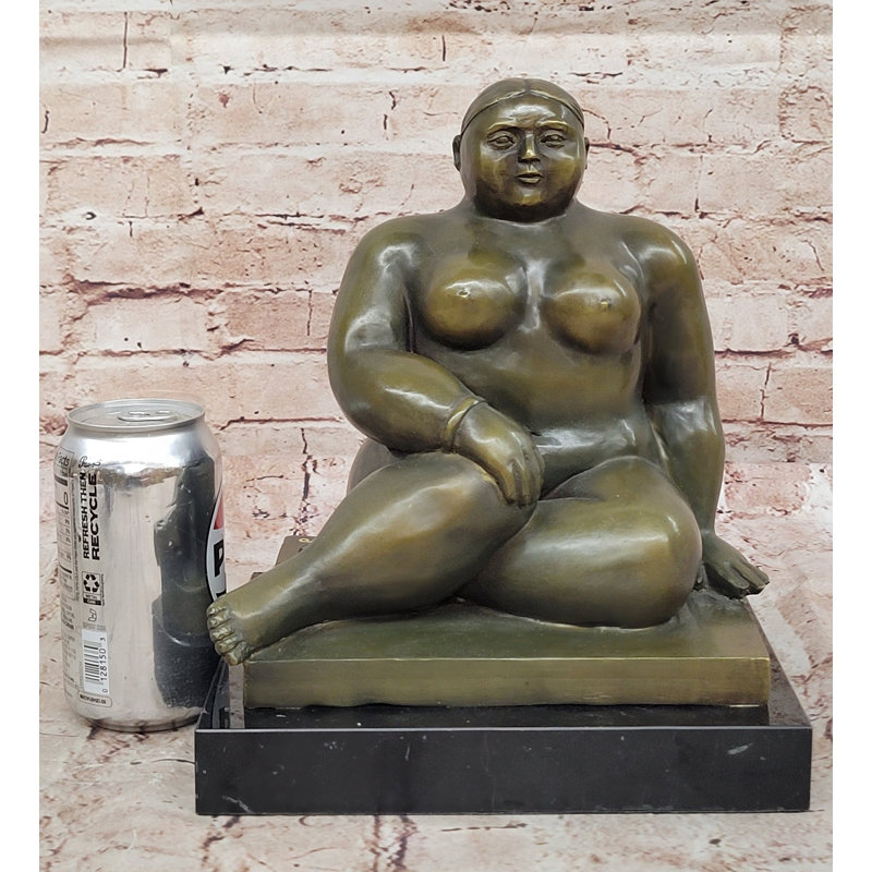 Voluptueuse sculpture nue assise en bronze - art de style Botero