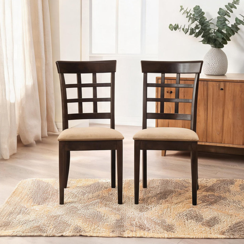 Ensemble de 2 chaises d'appoint en bois brun chaud avec sièges rembourrés beiges, dossier en treillis pour l'élégance de la salle à manger