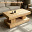 La table basse en bois massif naturel rehausse votre salon avec ce meuble en bois naturel de qualité supérieure avec grain et nœuds visibles pour une sensation chaleureuse et organique.-131256555