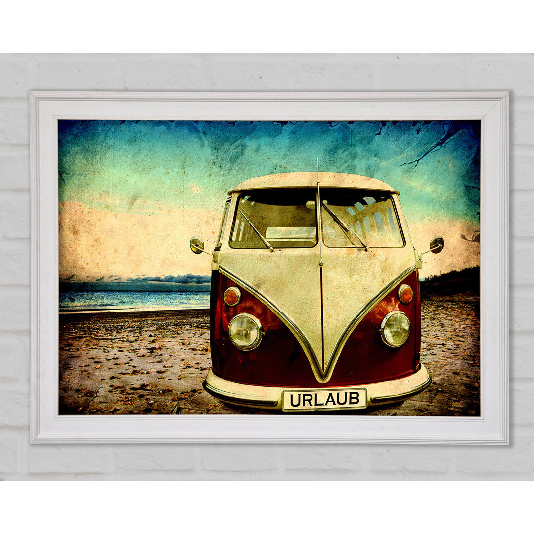 VW Camper Van am Strand Gerahmter Druck