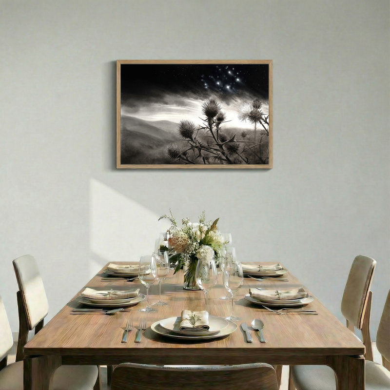 Tableau sur toile représentant un chardon en nuances de gris dans des collines brumeuses sous un ciel étoilé