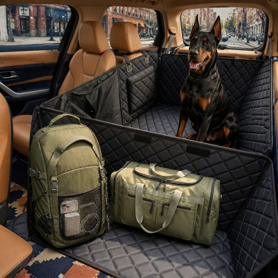 Ce couvre-chienne arrière 3 en 1 pour chien offre 3 modes d'utilisation : transport complet d'animaux, rangement et passagers. Son fond rigide pouvant supporter jusqu'à 227 kg (500 lb) augmente l'espace de rangement de 45 % et est protégé par une construction 7 couches 100 % étanche.