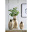 Vase décoratif en aluminium avec une texture dorée, une finition métallique, un design transitionnel intemporel pour un style polyvalent.