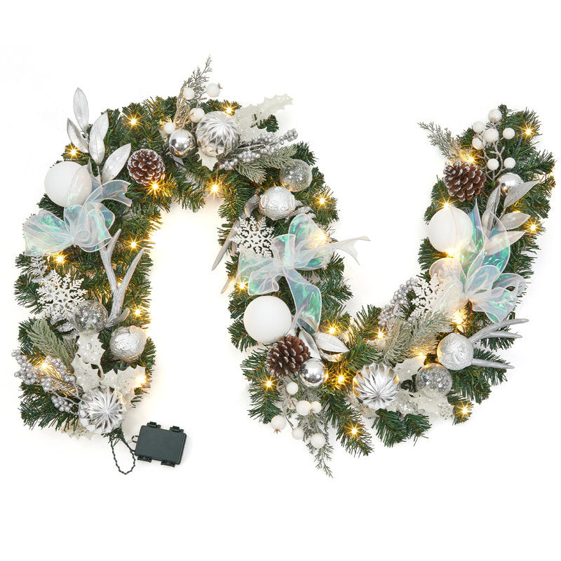 Guirlande de Noël pré-illuminée de 1,8 m avec des décorations blanches et argentées, des pommes de pin et des flocons de neige