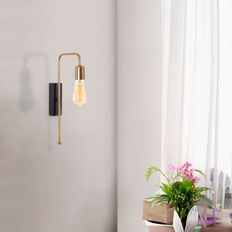 Suzen Armed Sconce
