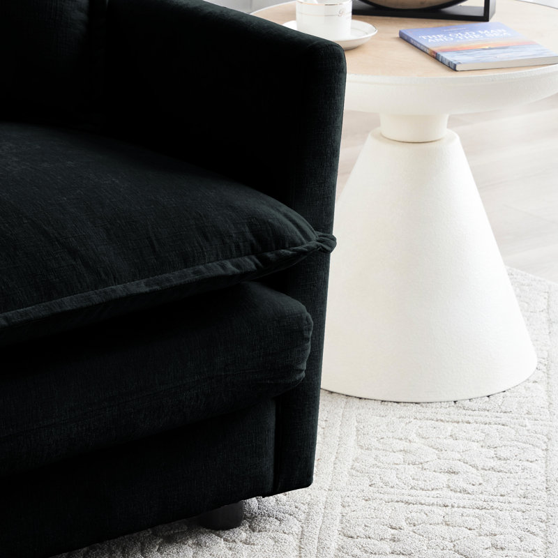 Repose-pieds en chenille, noir. Base en bois massif. Éponge. Compatible avec les canapés 2, 3, 4 places. Offre un confort noir inégalé. Cadre. Bourre en éponge de qualité. Goes apporte une expérience de luxe