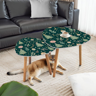 Ensemble de 2 tables basses gigognes triangulaires, modernes et minimalistes, ornées de décorations festives pour sapin de Noël. Tables d'appoint empilables et peu encombrantes, idéales pour les familles et les locataires, pour le salon ou la chambre. Décoration intérieure.