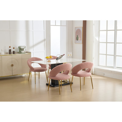 Ensemble de 1 chaise de salle à manger en tissu Teddy avec dossier incurvé et pieds en métal doré pour le confort et le style, rose